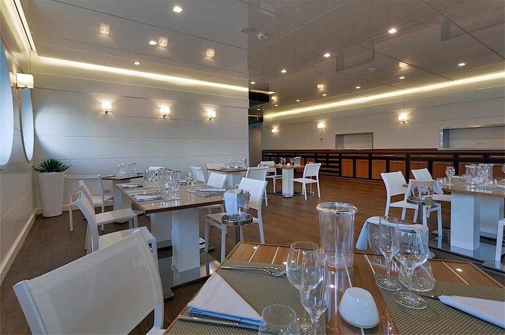 Yacht Club Marina Di Loano Hotell Exteriör bild