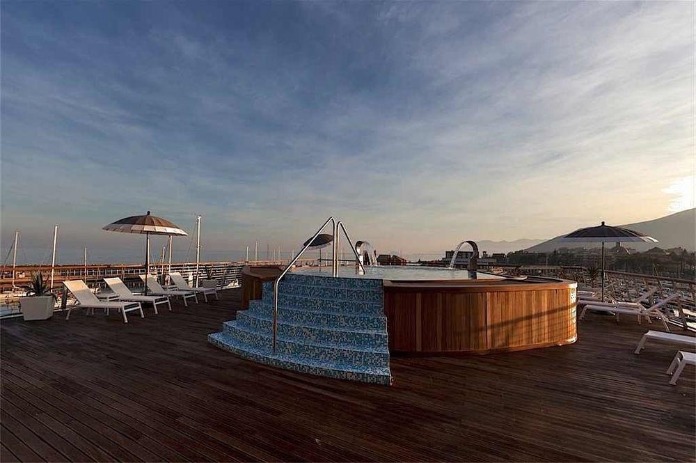 Yacht Club Marina Di Loano Hotell Exteriör bild