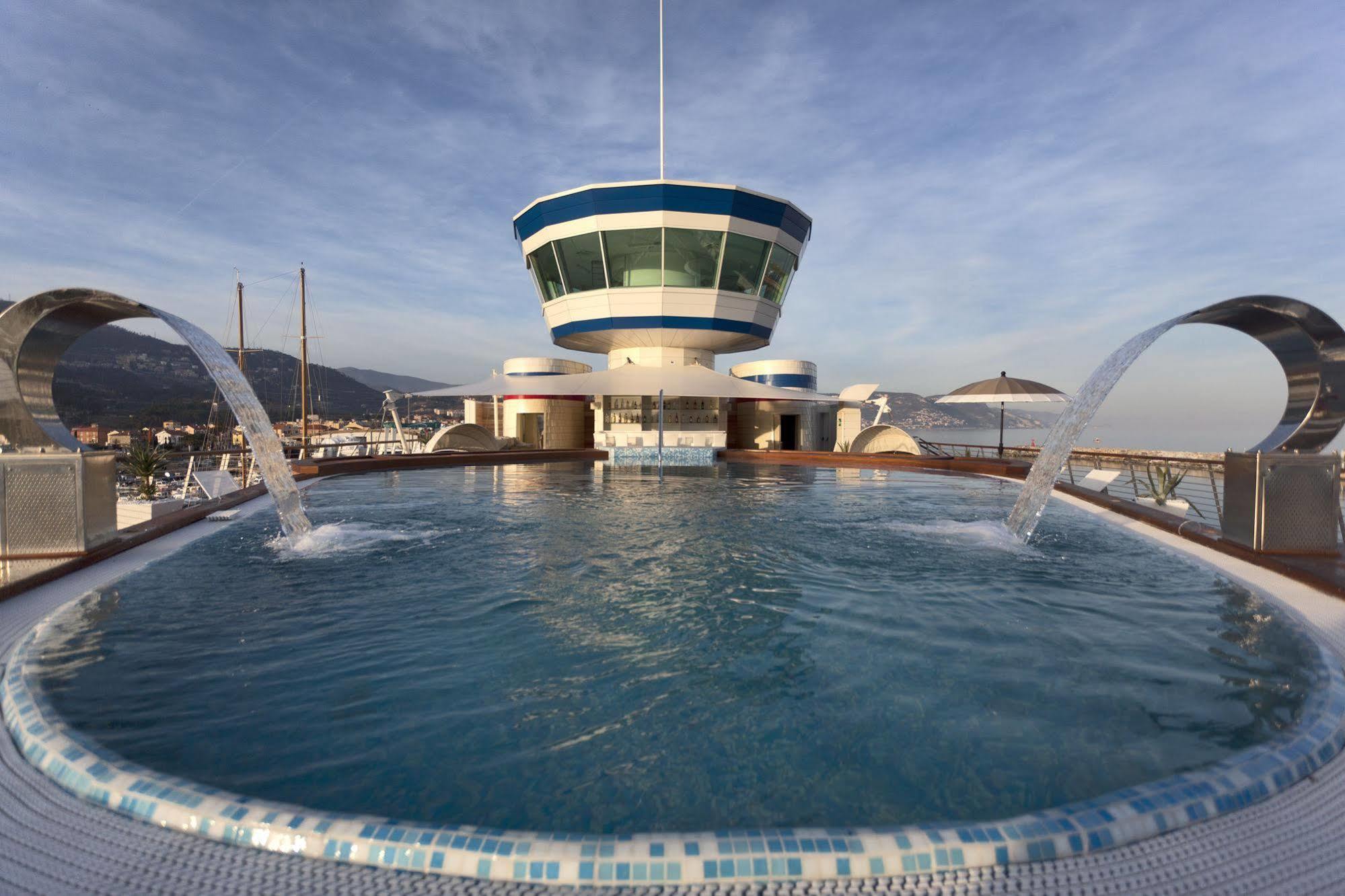 Yacht Club Marina Di Loano Hotell Exteriör bild