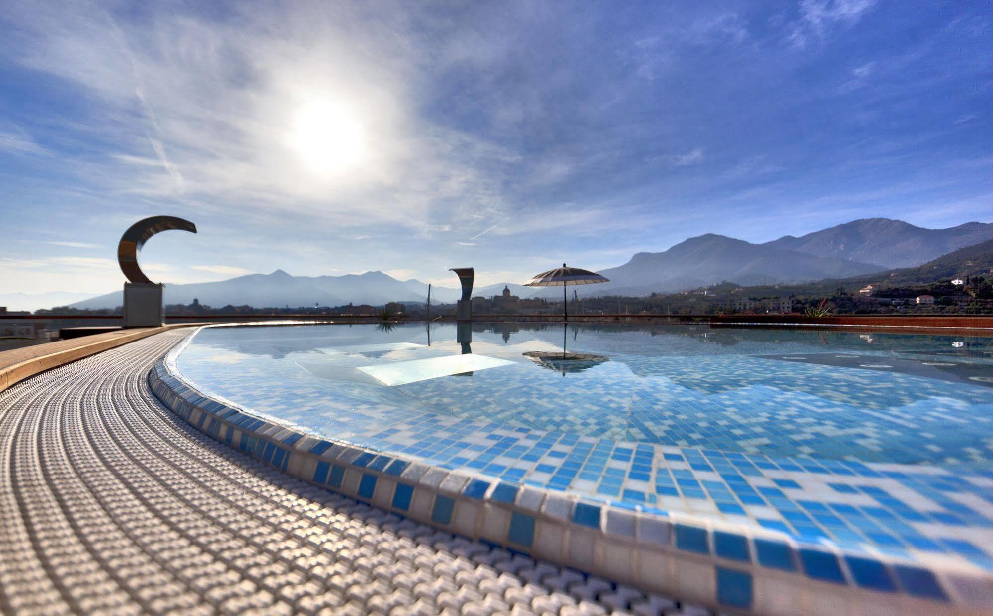 Yacht Club Marina Di Loano Hotell Exteriör bild