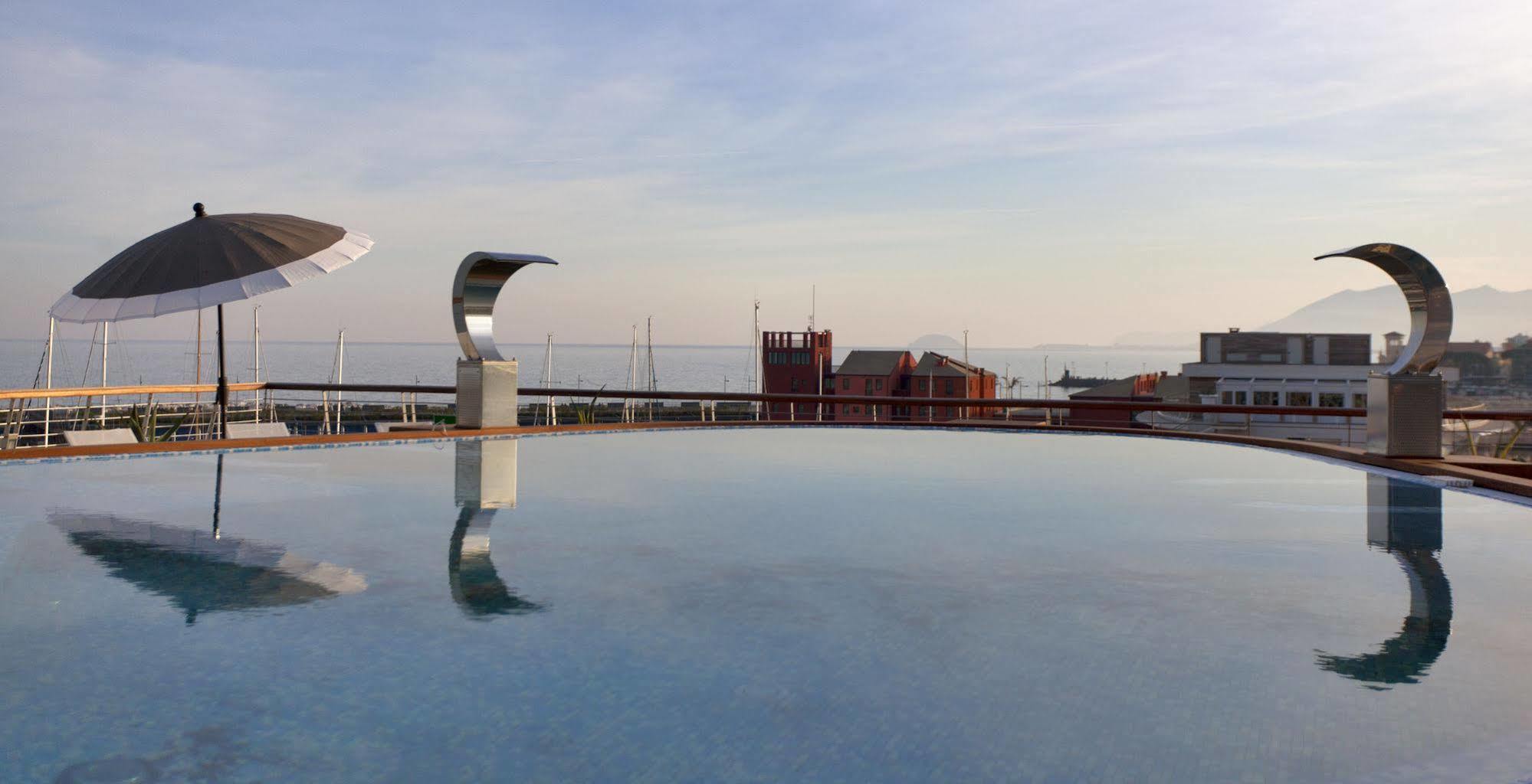 Yacht Club Marina Di Loano Hotell Exteriör bild