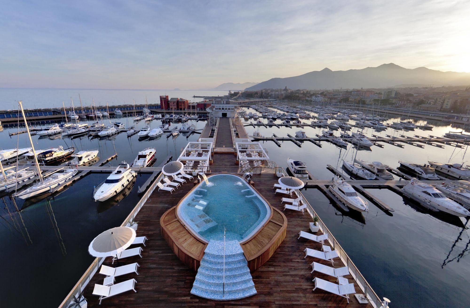 Yacht Club Marina Di Loano Hotell Exteriör bild