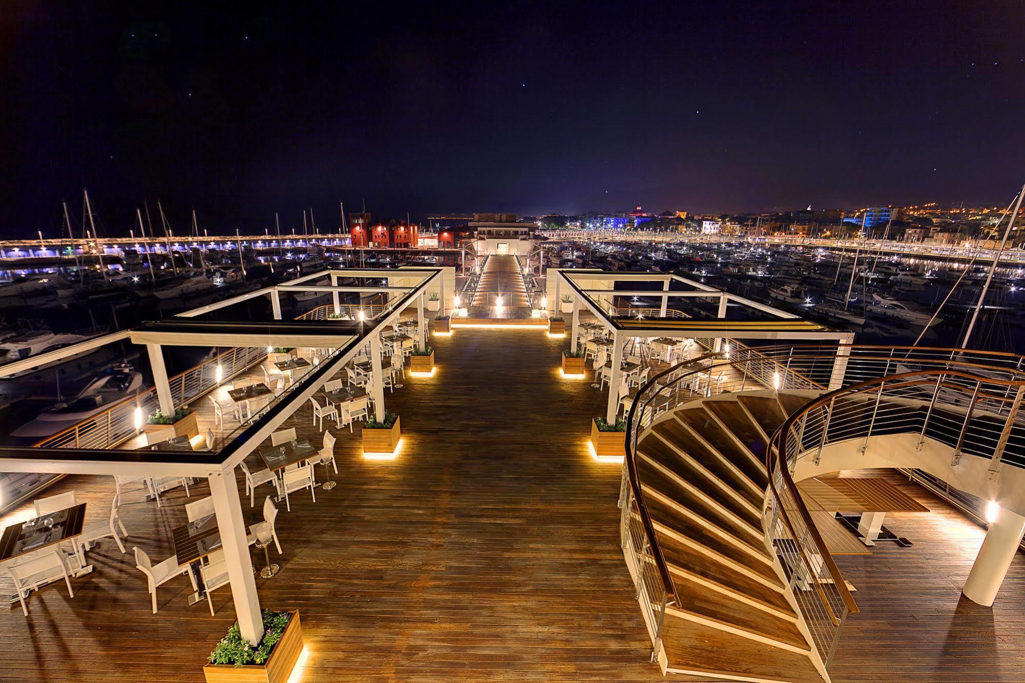 Yacht Club Marina Di Loano Hotell Exteriör bild