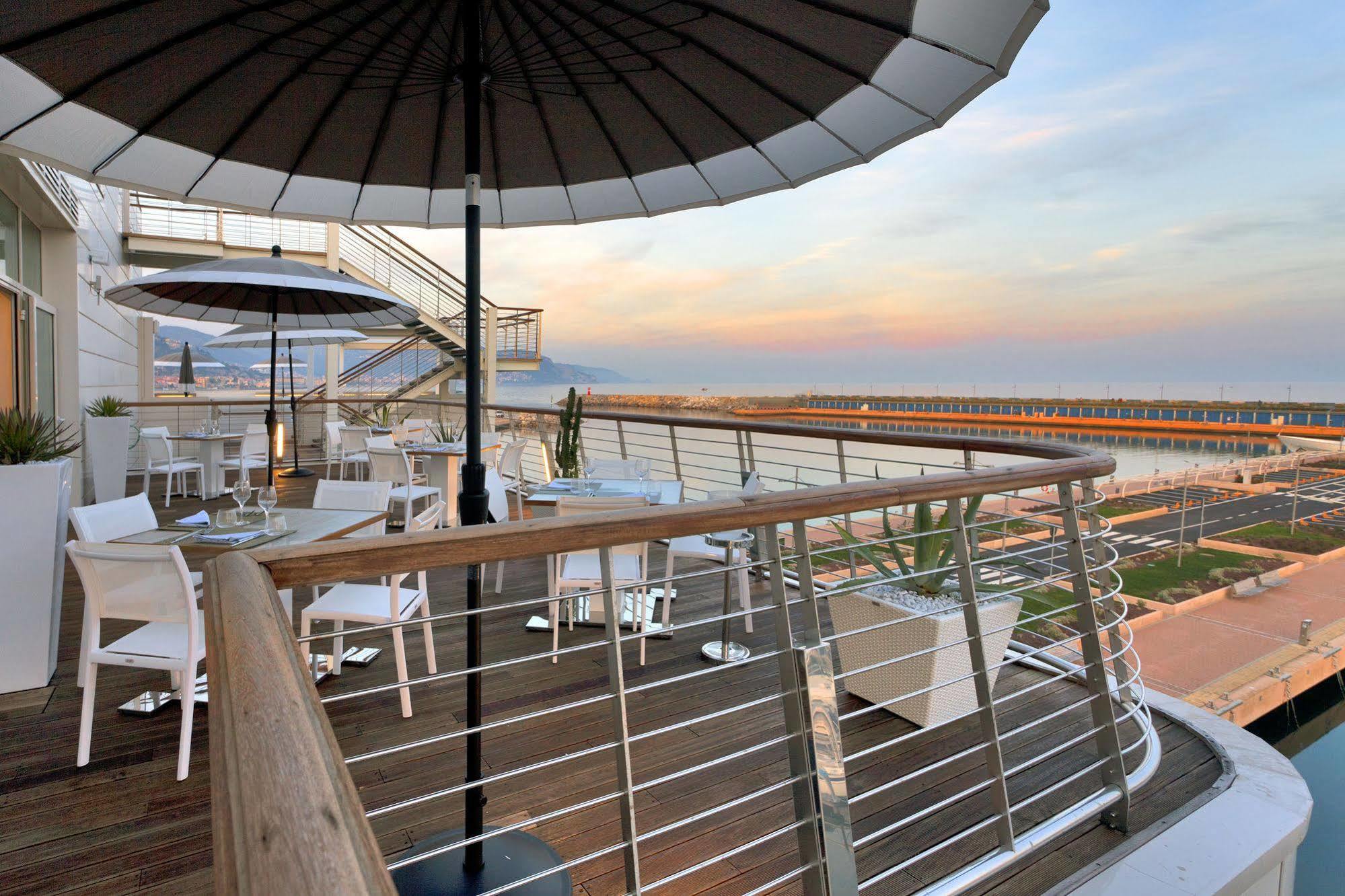 Yacht Club Marina Di Loano Hotell Exteriör bild